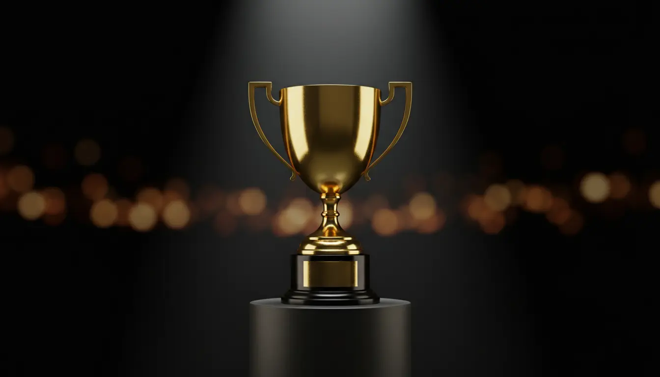 Goldener Pokal auf einem Podest mit dramatischer Beleuchtung